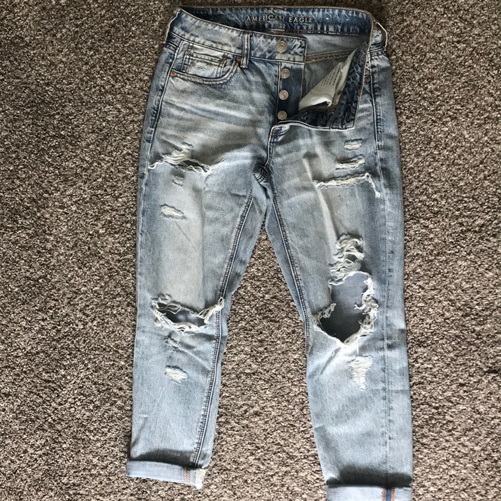 American Eagle Tomgirl distressed cropped jeans